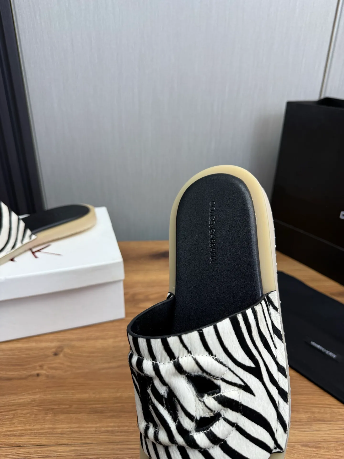 Men's men's shoes💰340💰Dolce & gabbana (DG) official website synchronized new slippers💥Fashion hot models: 1 exclusive mold opening✅Unique brand style logo upper💥Original private mold outsole✔️36-44 (45 customized, non-refundable)